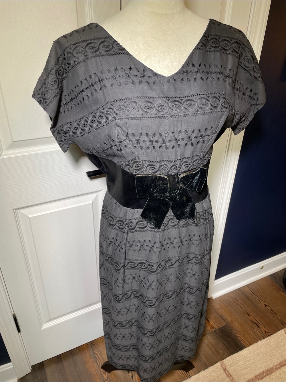 Vintage 50s Handmade Wiggle Sheath Dress Embroidered Eyelet Velvet‎ Bow Sz 6